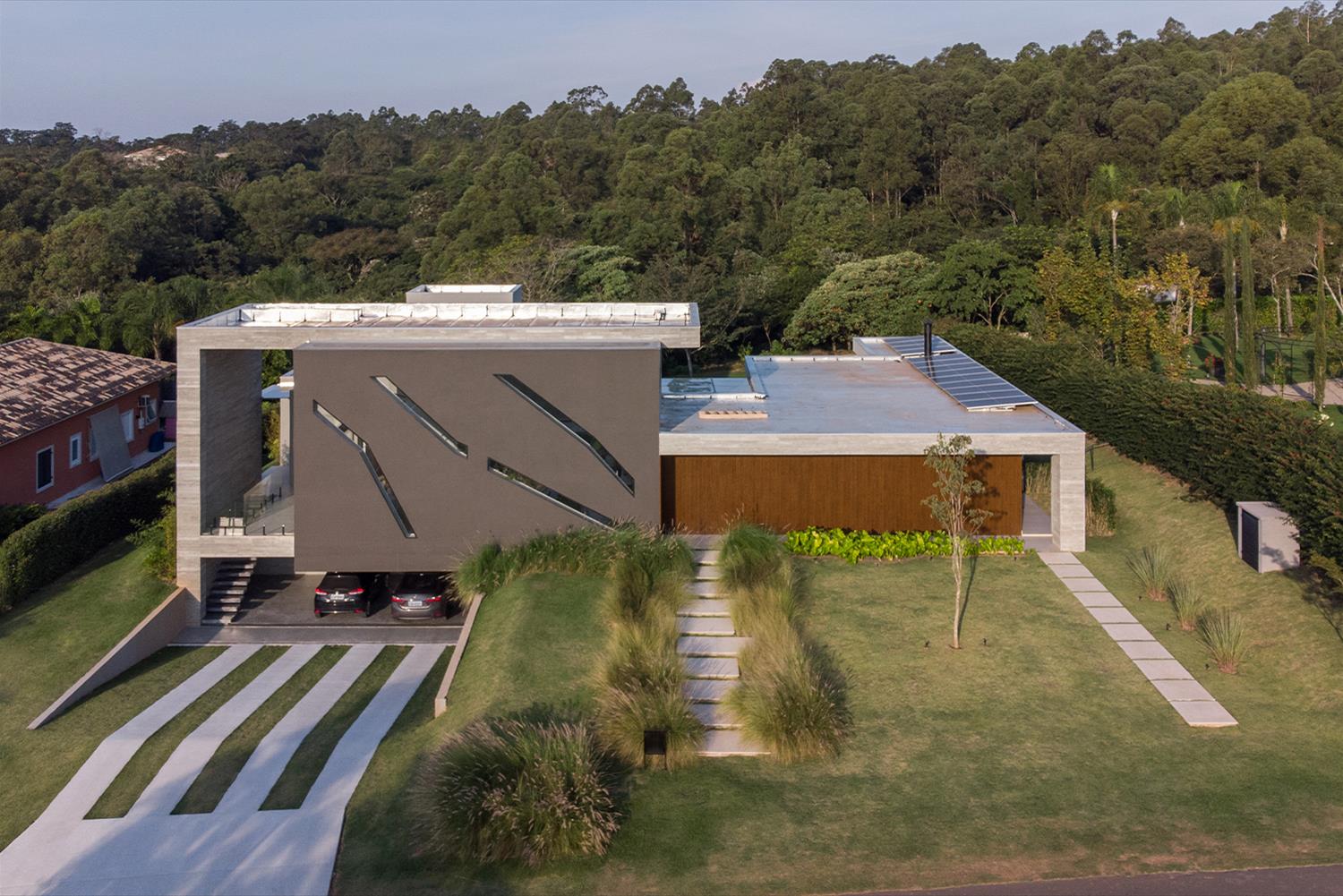 Fachada de casa térrea e contemporânea com pórtico revestida com